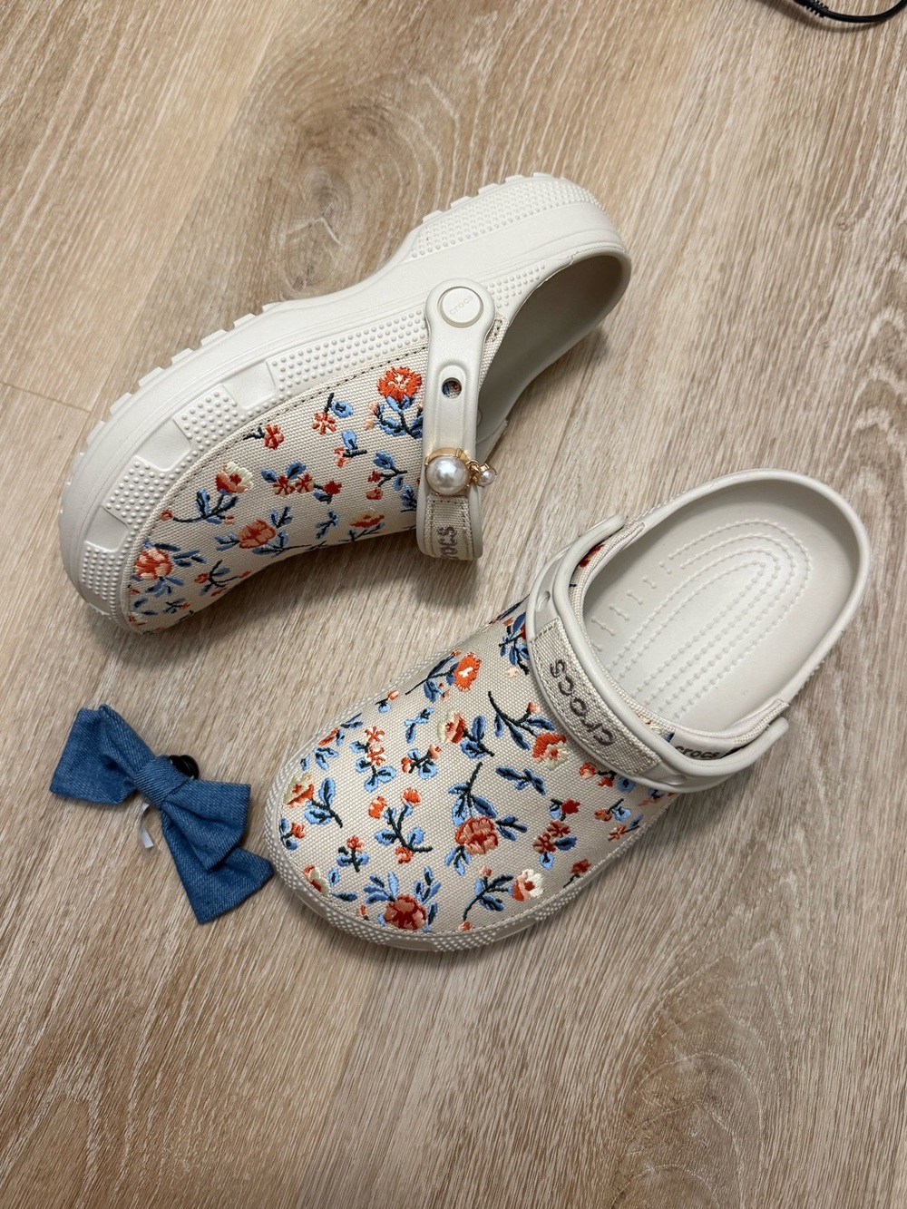 NWOT Crocs Classic Crafted Floral Clog Frappe W9 M7 with 2 free jibbitz charms